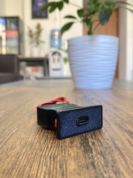 Блок зарядки USB-C 65W для BMW E36 в Твери
