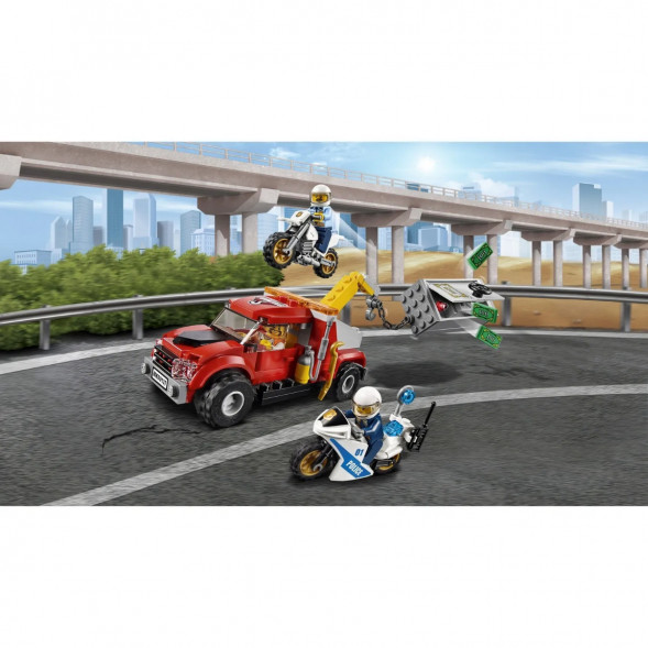 Конструктор LEGO City Police 60137 Побег на буксировщике в Твери
